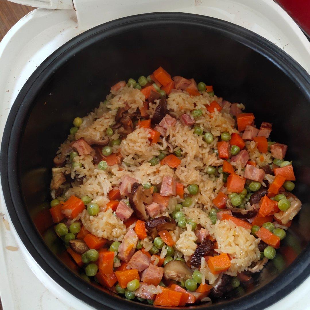 香菇香肠里脊胡萝卜豌豆焖饭