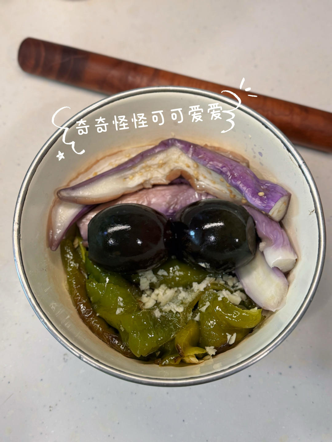 不要被它的外表吓到，吃一口会让你念念不忘辣椒擂皮蛋茄子