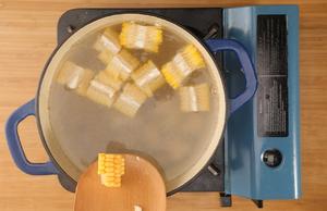 美极佛手瓜玉米排骨汤的做法 步骤3