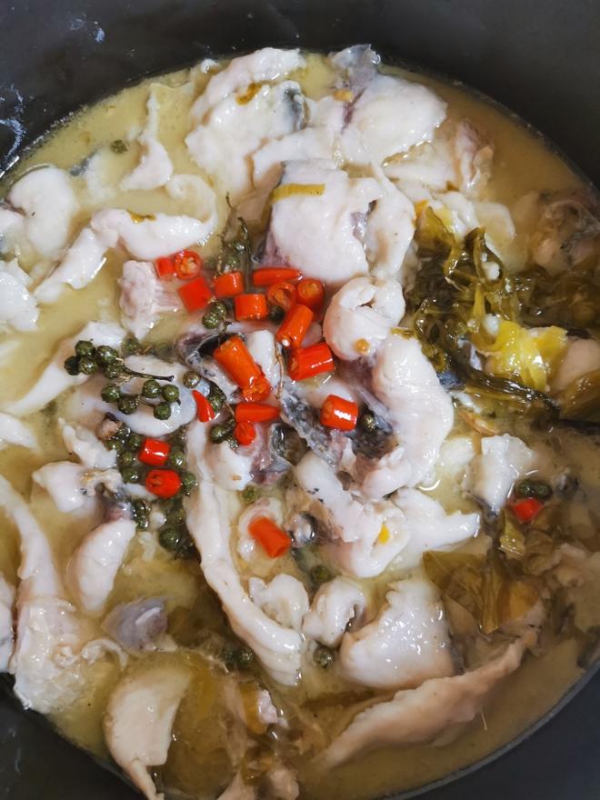 健康酸菜鱼，含片鱼片手法，成品汤美味，肉嫩滑的做法