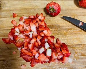 5分钟自制草莓酸奶奥利奥杯！的做法 步骤1