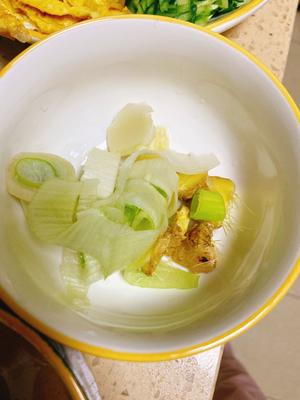 裙边贝炒韭菜（减脂菜）的做法 步骤2