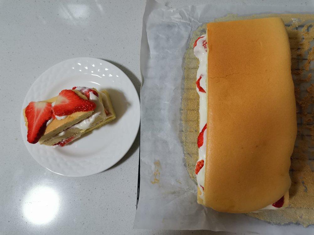 不会卷蛋糕卷？这款草莓奶油切片蛋糕，易上手