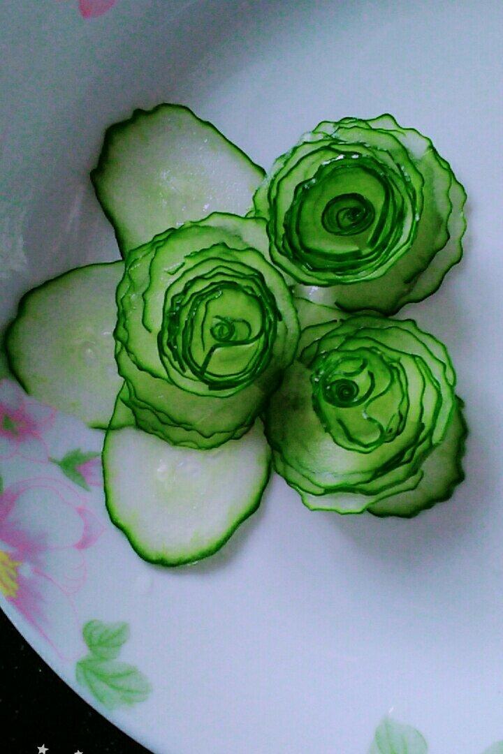 满天星的笑那么媚做的黄瓜玫瑰花(创意小盘饰の十二)