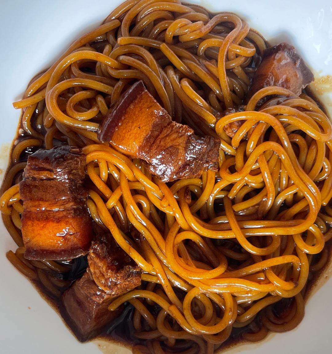 消灭剩菜红烧肉拌面的做法