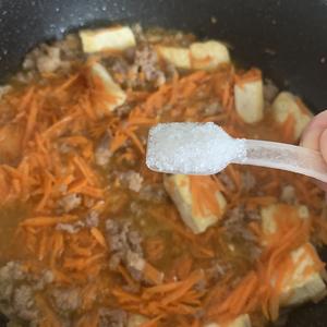 胡萝卜肉沫煮豆腐，增强免疫力的做法 步骤9