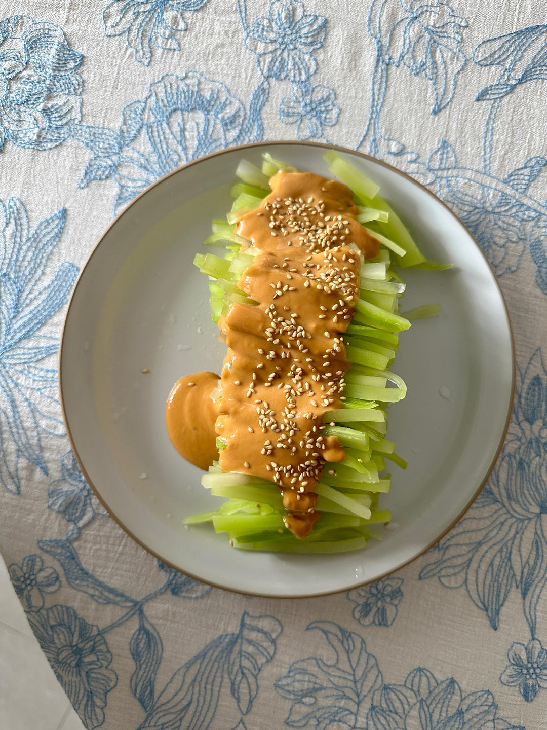 凉拌莴笋（花生酱）