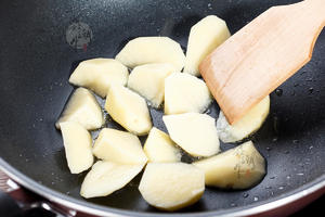 鑫潮牛咖喱土豆牛肉丸的做法 步骤3