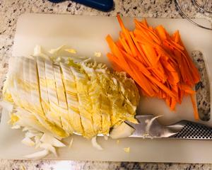胡萝卜炒白菜的做法 步骤1