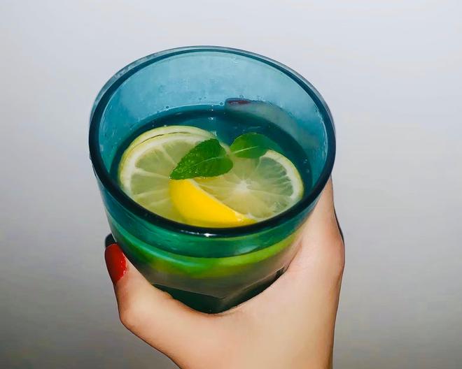 柠檬蜂蜜水（水溶C100的味道哦）的做法
