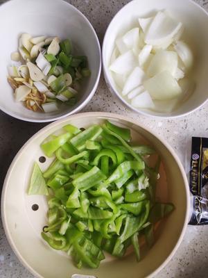 回锅肉(尖椒洋葱)的做法 步骤1