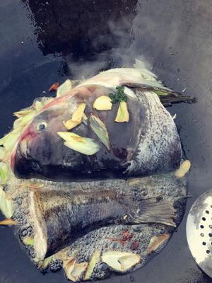 铁锅炖大鱼头的做法 步骤3