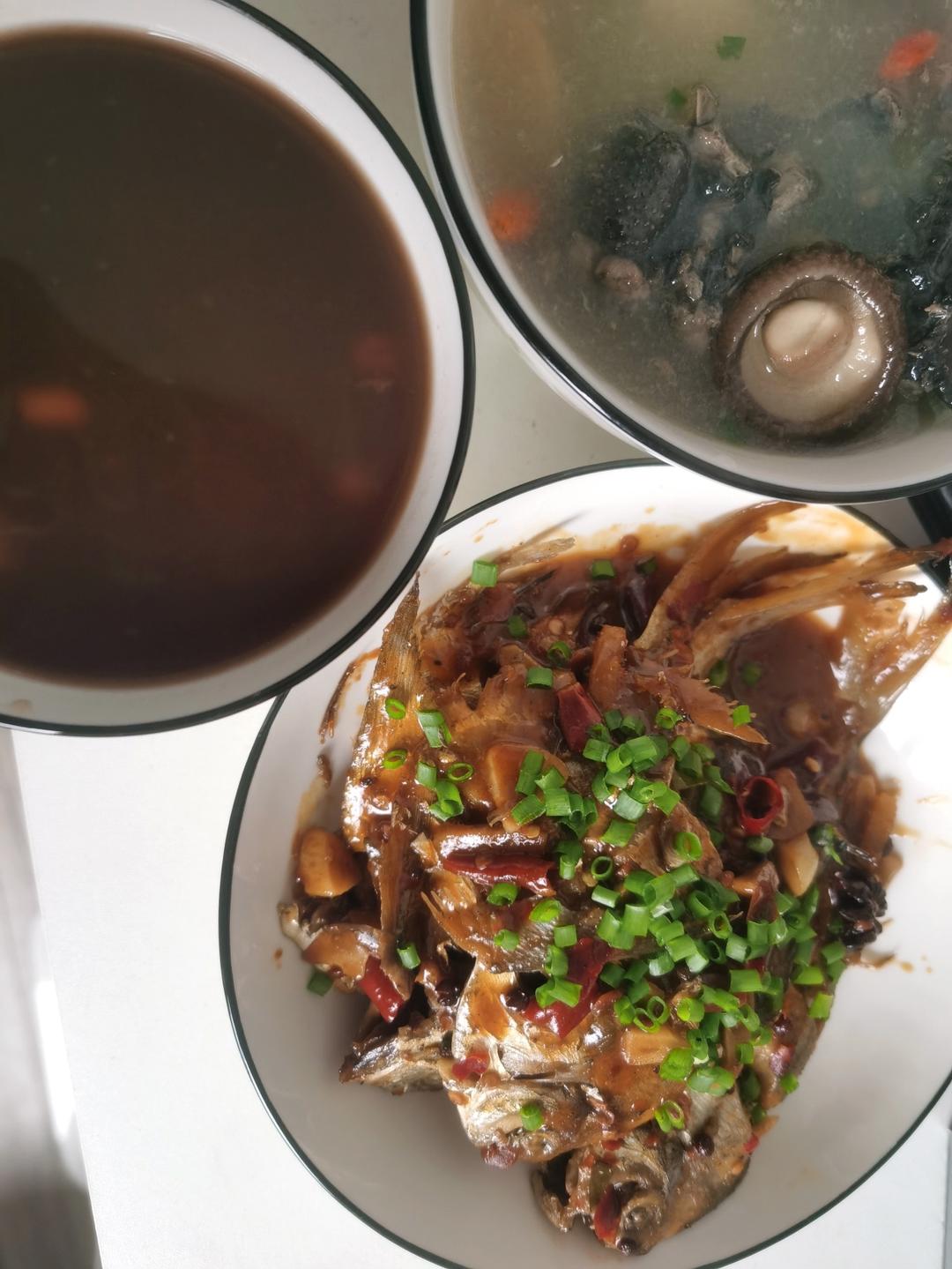 乌鸡汤(红枣、枸杞、没用一滴油、汤鲜肉烂)