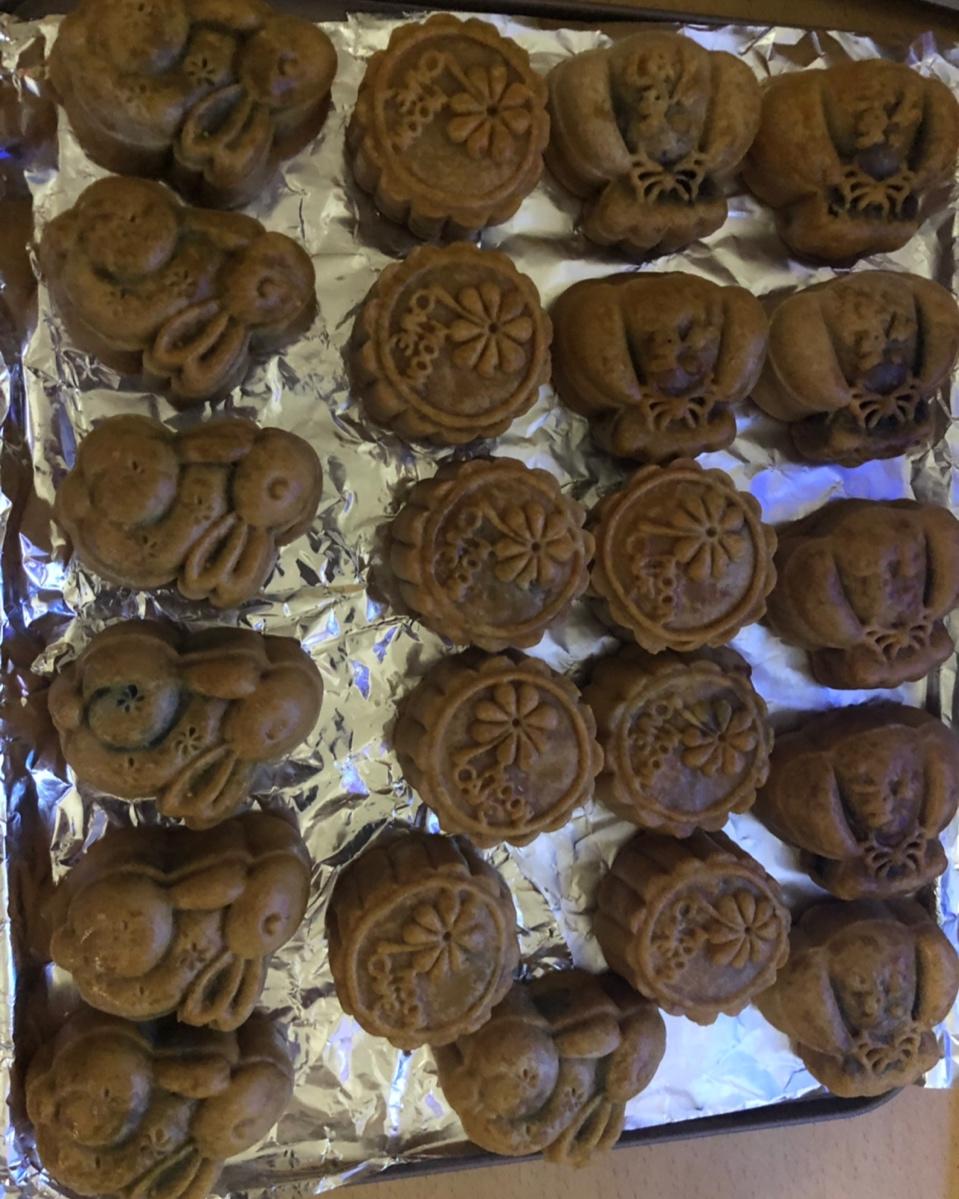 广式月饼—蛋黄芝麻月饼