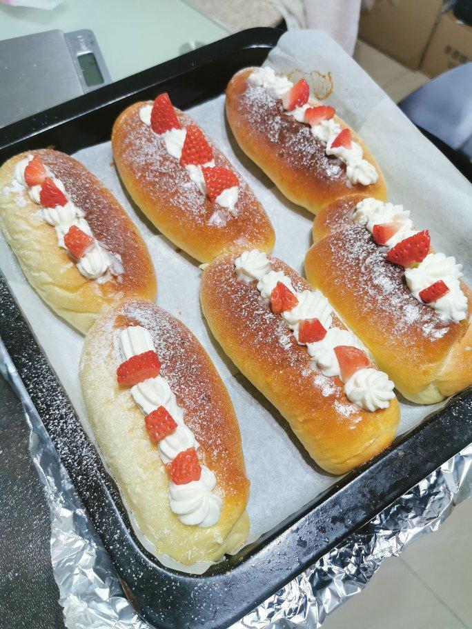 颜值奶油草莓甜心小面包
