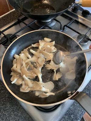 凤尾菇肉丸汤的做法 步骤4