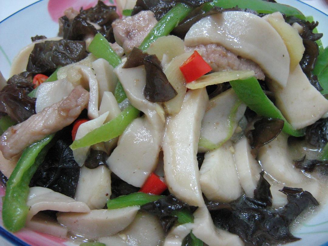 杏鲍菇木耳炒肉的做法