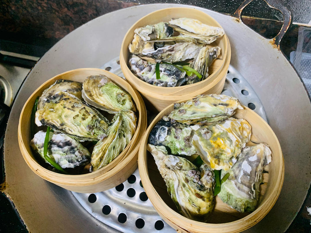 清蒸带壳生蚝（蘸料用酱油和芥末）