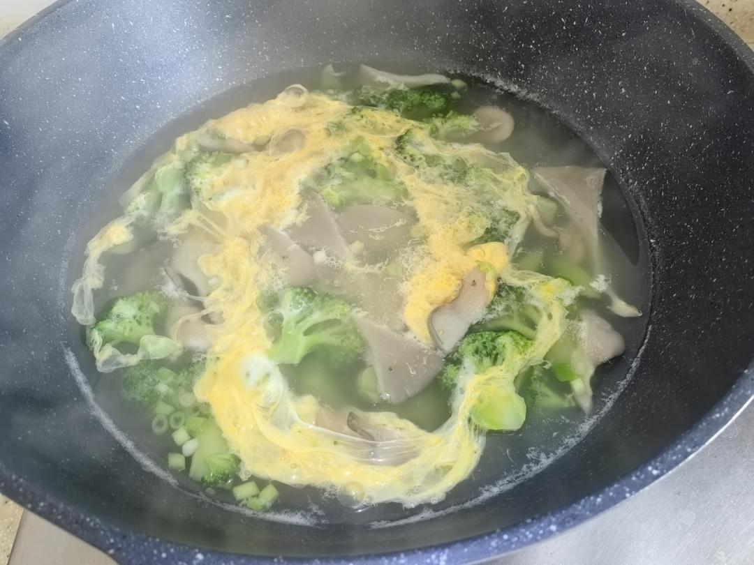 西红柿茼蒿蛋花汤