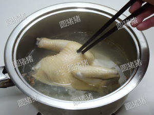 鸡的又一绝妙吃法——葱香手撕鸡的做法 步骤4