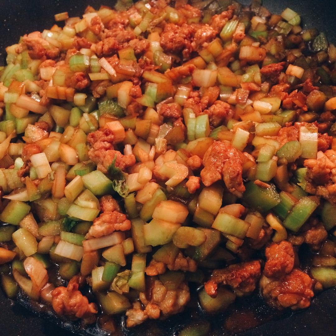 家常芹菜炒肉