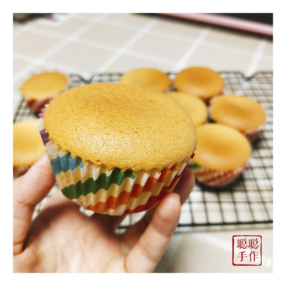 不皱不裂圆润饱满原味戚风纸杯蛋糕