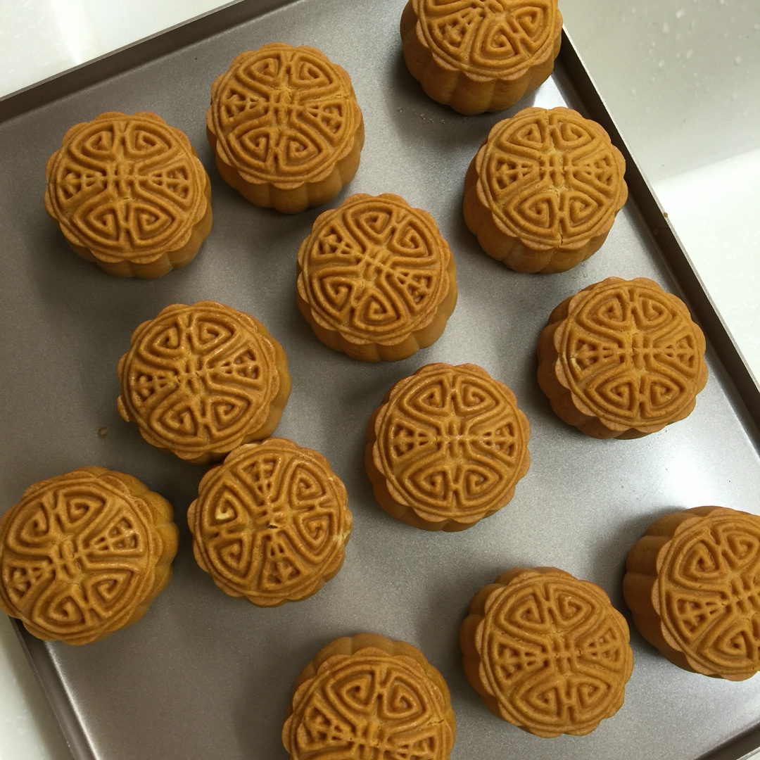 广式月饼—蛋黄芝麻月饼