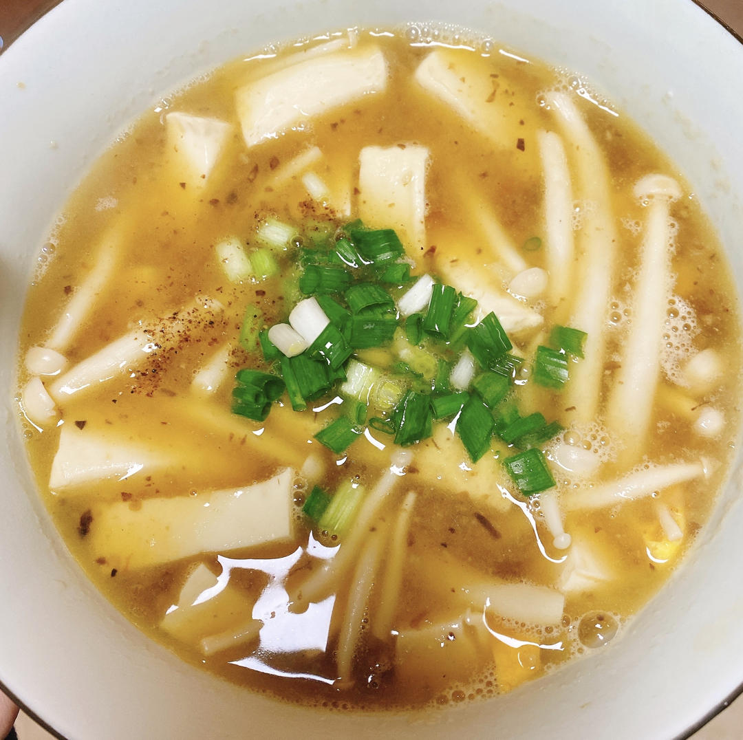 jjjuyiz做的海鲜菇豆腐汤,超简单,晚上喝一碗暖暖的