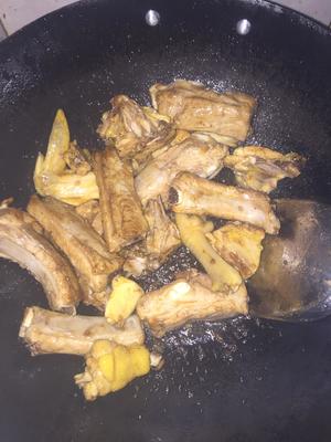 茶树菇、土豆炖排骨鸡的做法 步骤4
