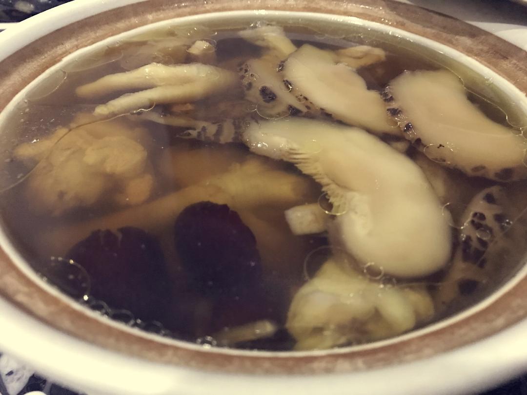 花胶花菇响螺煲鸡汤