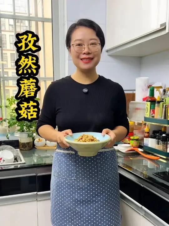 蘑菇买回家呀.不要只会做汤了.今天呢.我教大家做一道孜然蘑菇 蘑菇买回家呀.不要只会做汤了.今天呢.我教大家做一道孜然蘑菇.做出来比烧烤店的还要好吃.大家看看我是怎么做的吧#美食 #美食教程 #美食趣胃计划