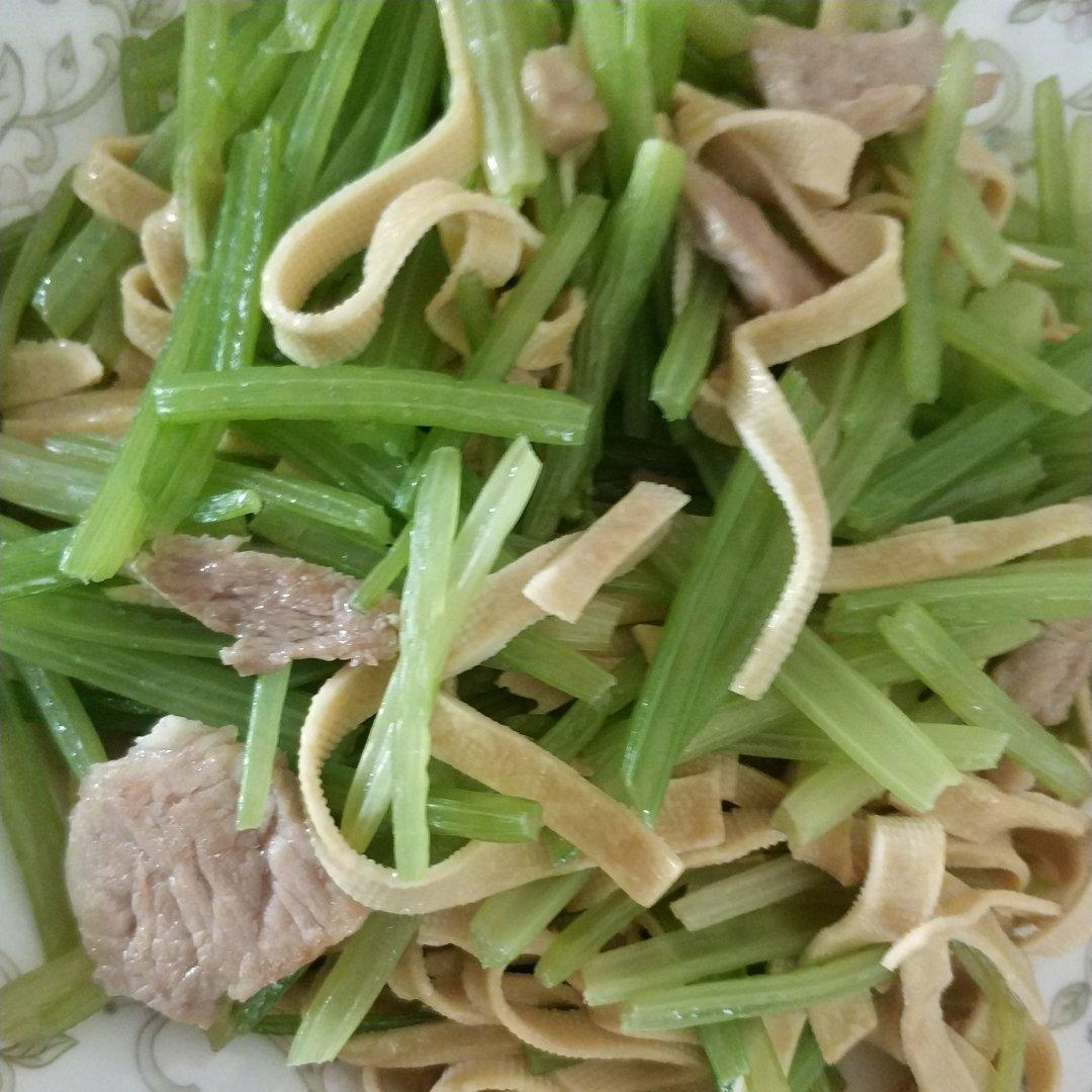 芹菜豆皮炒肉丝