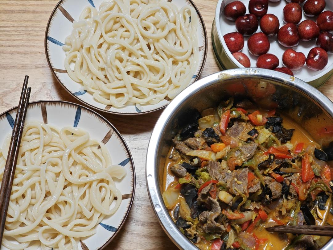 新疆过油肉拌面