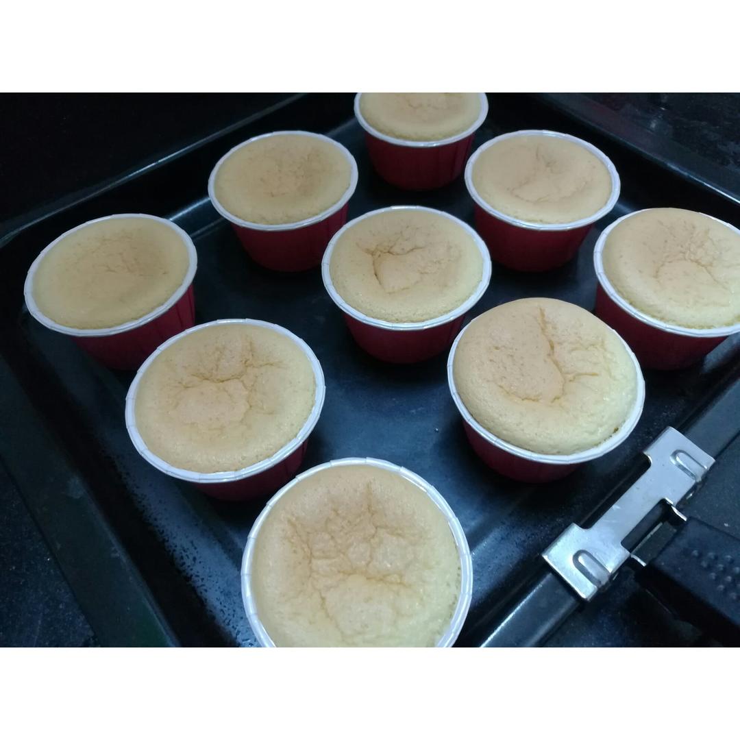 戚风杯子蛋糕^_^不开裂不回缩喔～