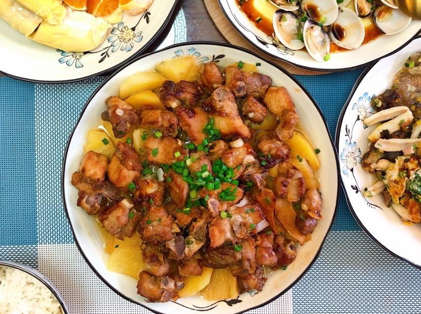 香酥排骨蒸土豆