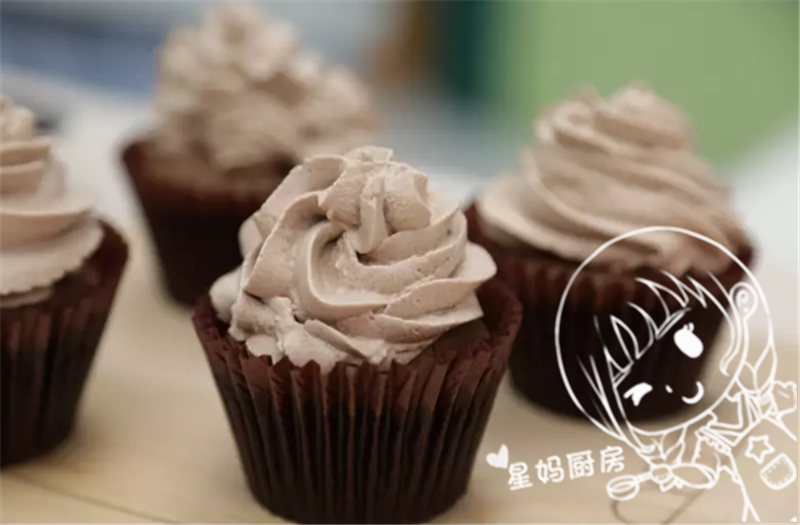 可爱的巧克力杯子蛋糕