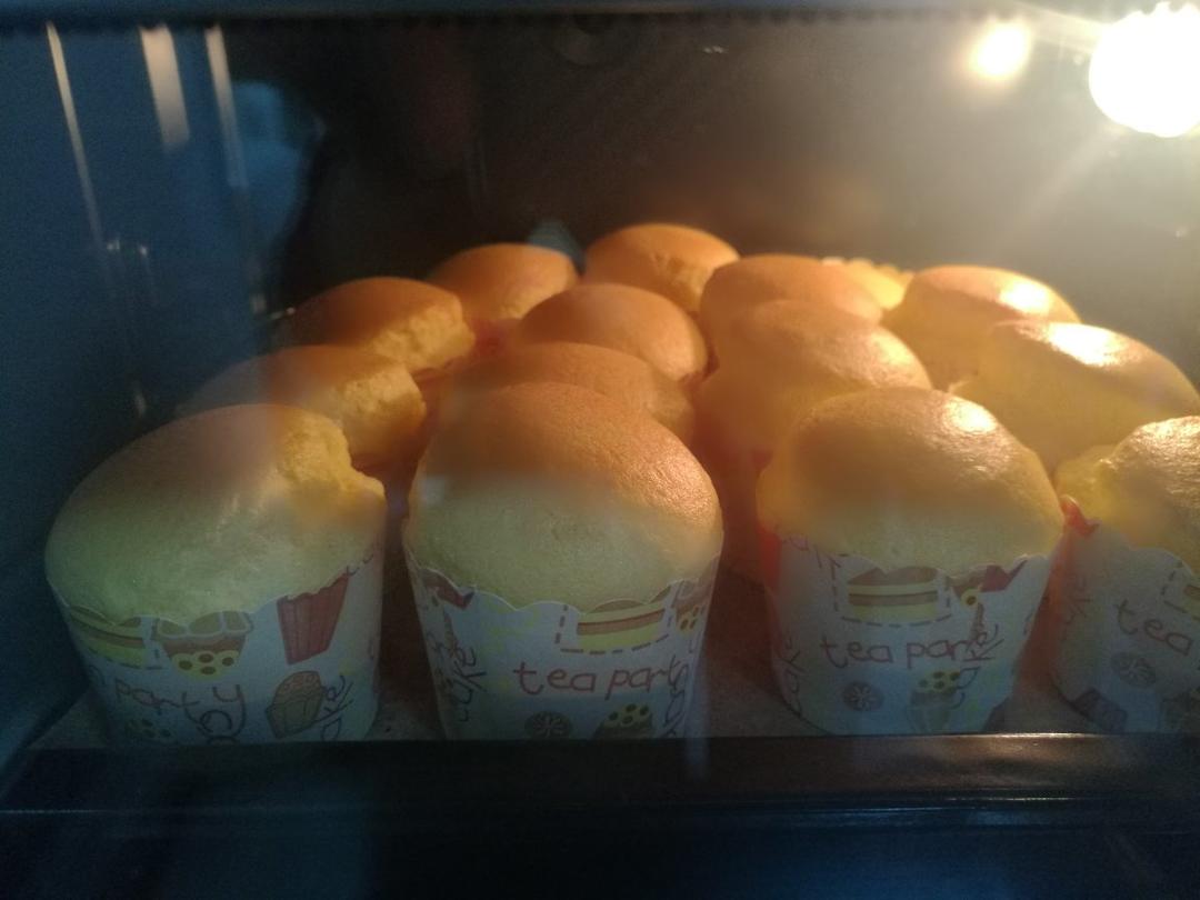 软绵绵的纸杯蛋糕