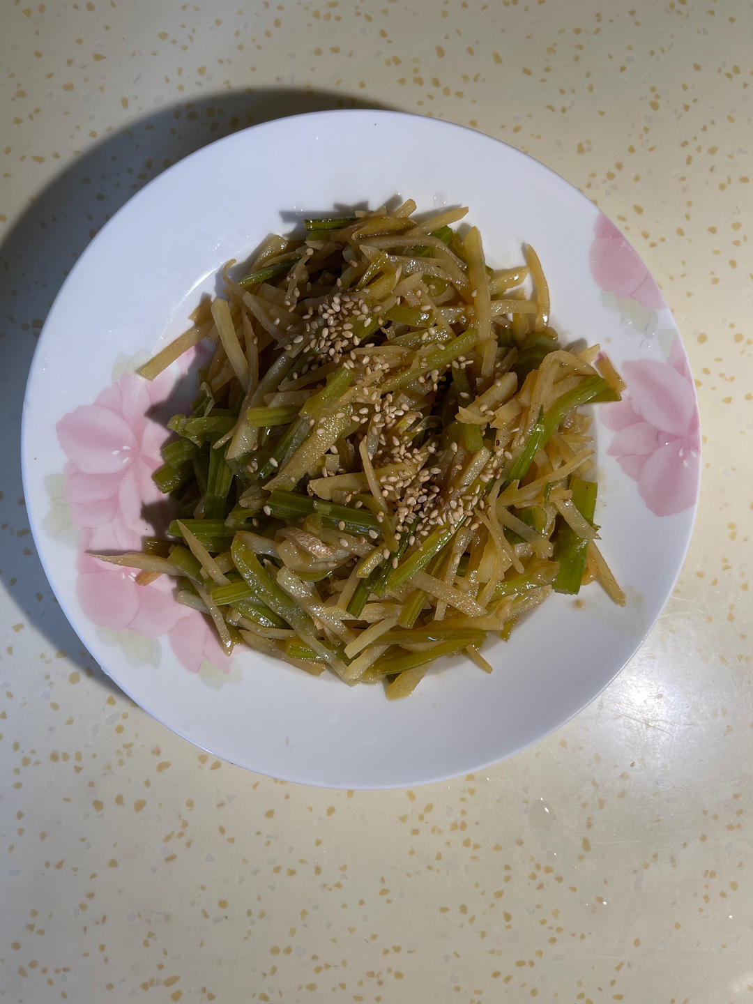 土豆丝炒芹菜妈妈做的味道