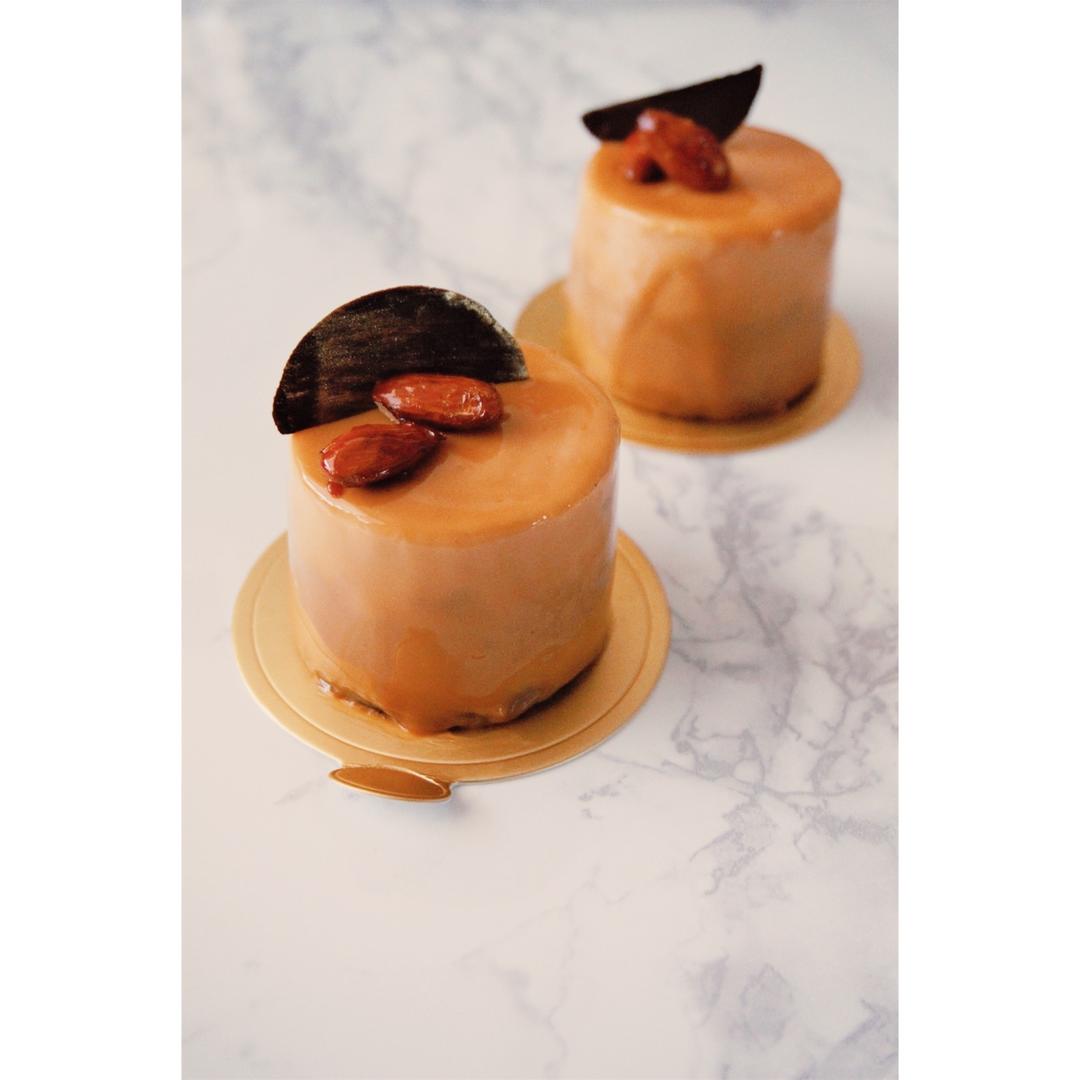 南瓜巧克力慕斯配焦糖淋面