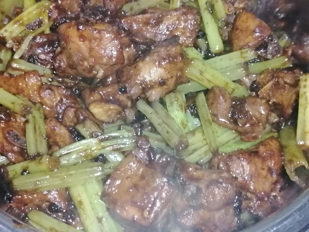 芹菜炒鸡，超级下饭的做法