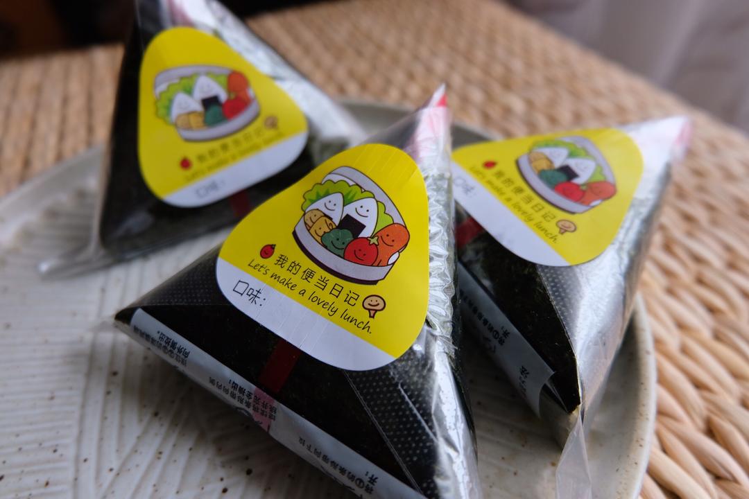 火腿肉松虾仁饭团的做法