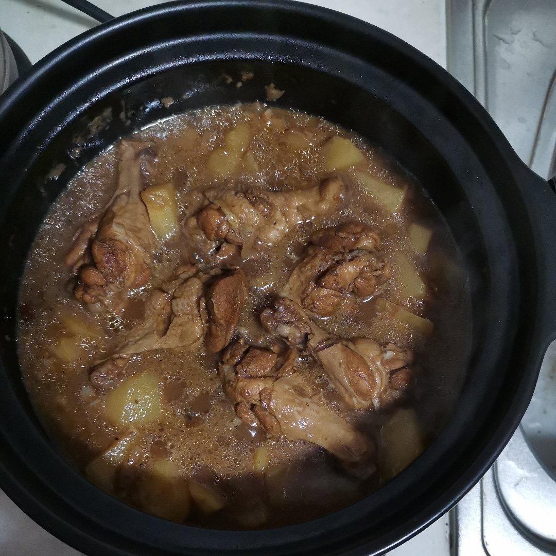 鸡腿炖土豆