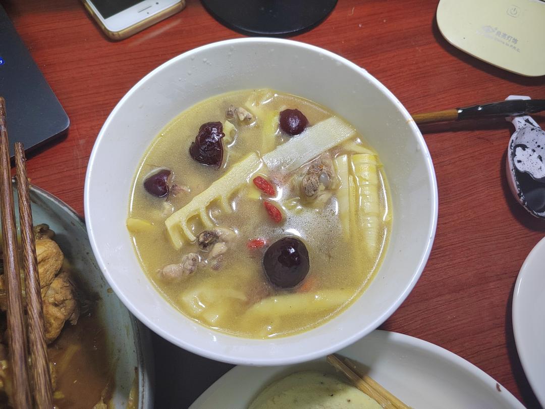 春笋炖鸡汤