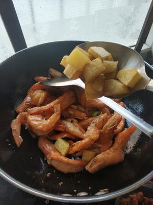 家常菜-干锅土豆虾的做法 步骤8