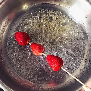 草莓冰糖葫芦的做法 步骤7