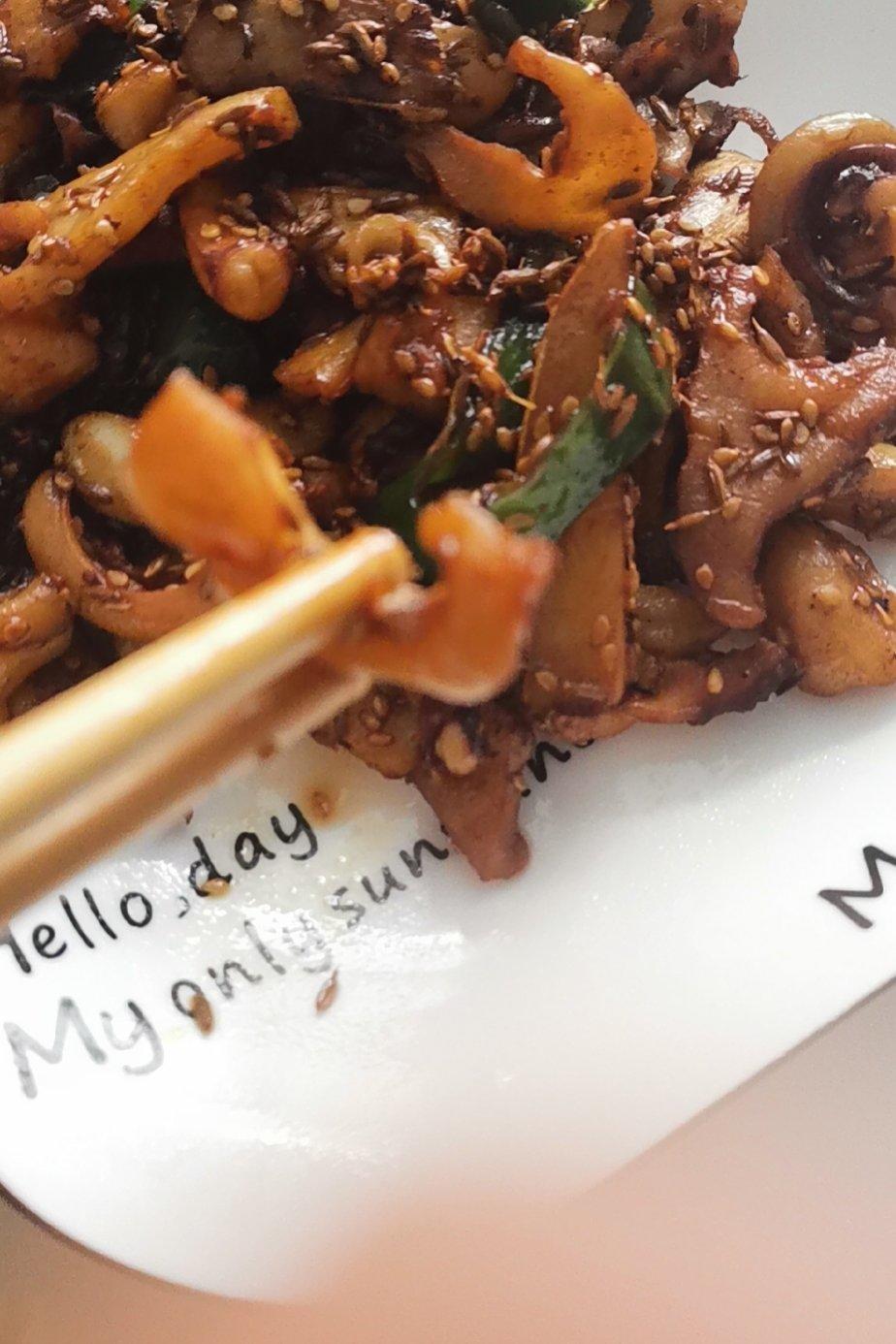 〈鱿鱼炒饭〉，好好吃。欣小厨 😉