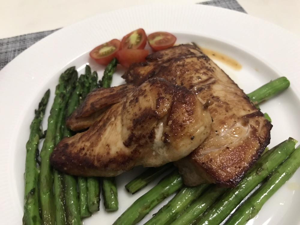 香煎鲜嫩多汁的黑椒鸡胸肉