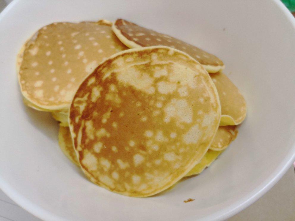 【酸奶松饼yogurt pancake】，搭上黑莓果酱和枫糖的美味。