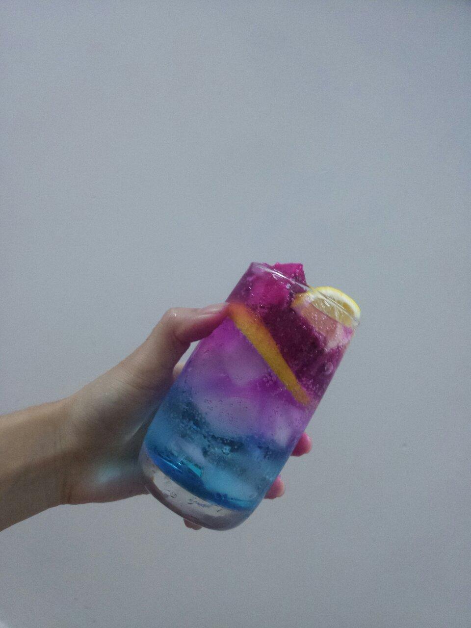 饮品 饮品集 我叫啥了我做的饮品集 赞 蓝柑糖浆,冰块,青柠,火龙果