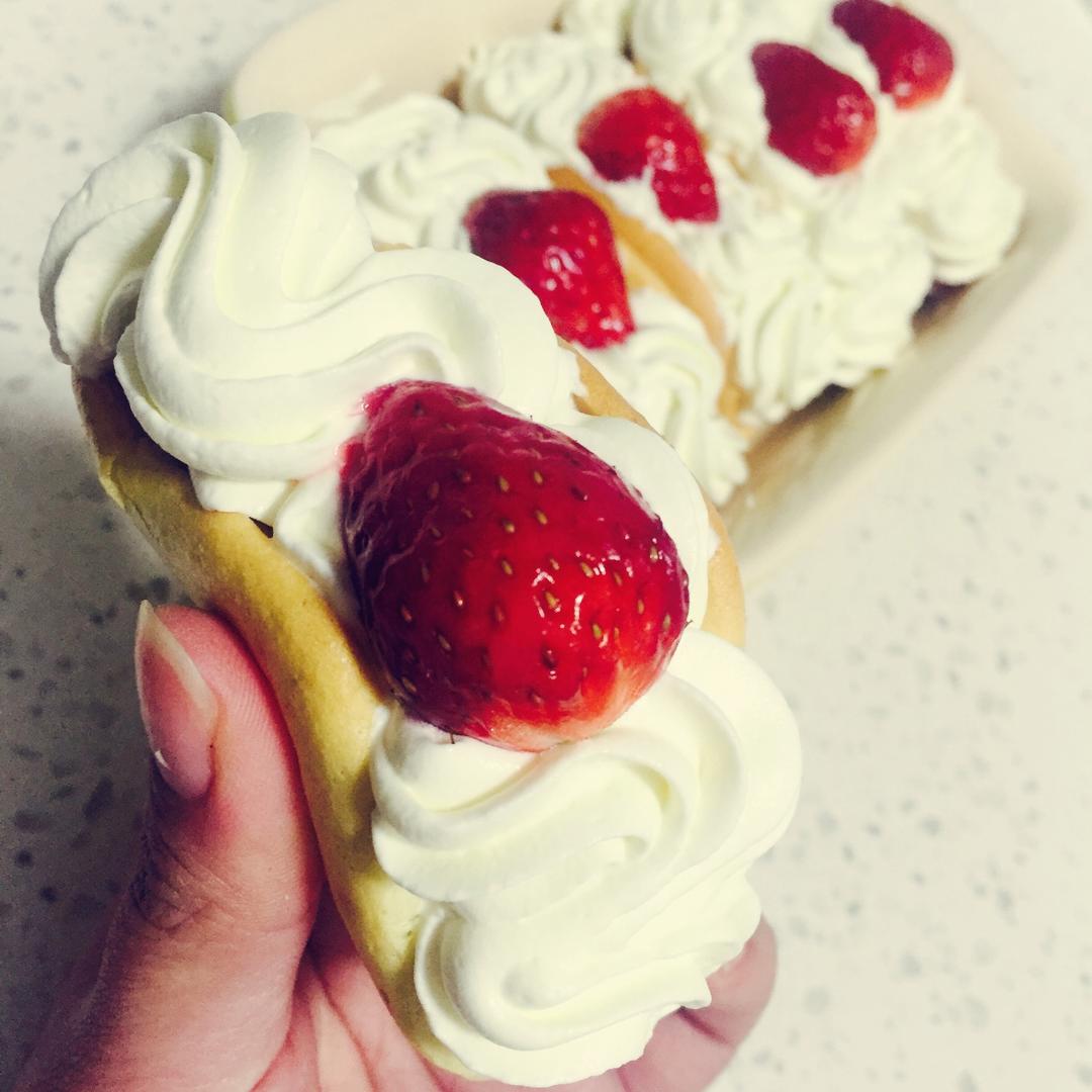 韩国最热门的甜品店Le Bread Lab的草莓蛋糕卷